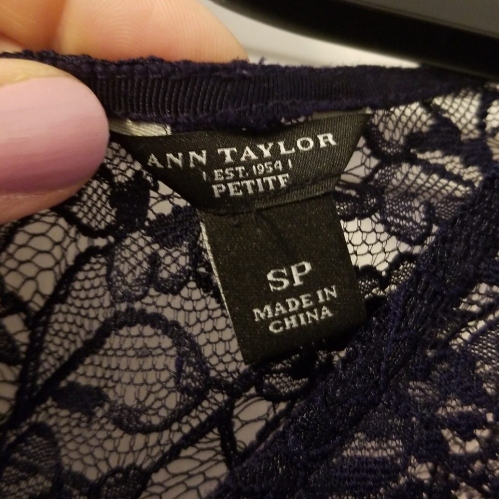 Ann Taylor SP Tiered Lace Sleeveless Navy Top VGUC - Picture 2 of 6